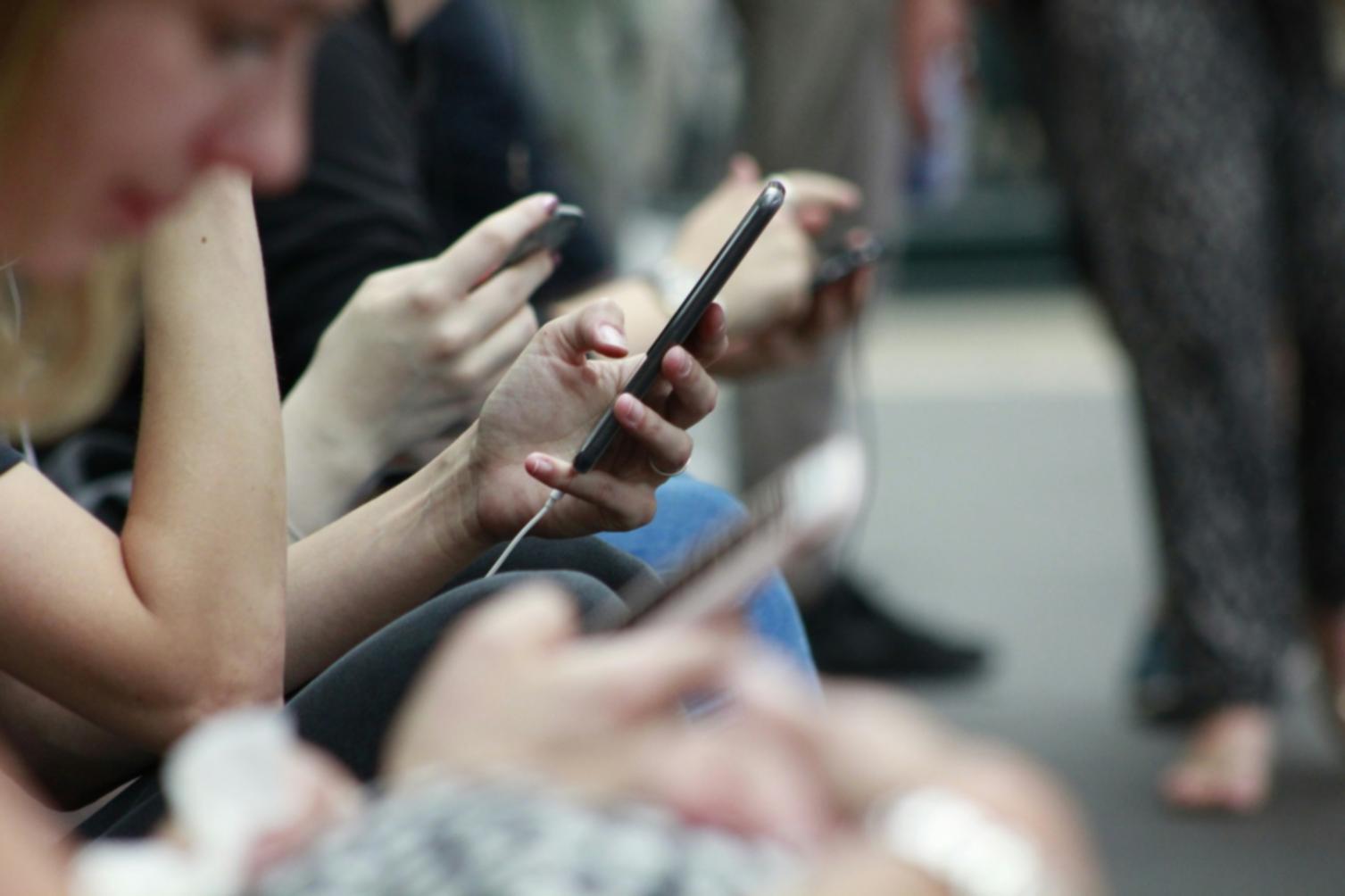 Moderner Lernraum mit digitaler Ausstattung