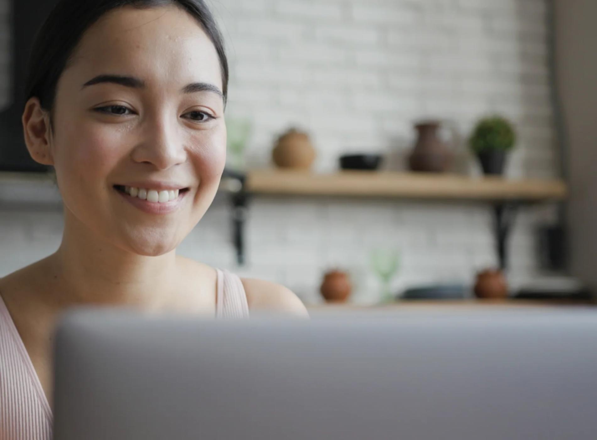Studierende bei gemeinsamer Projektarbeit