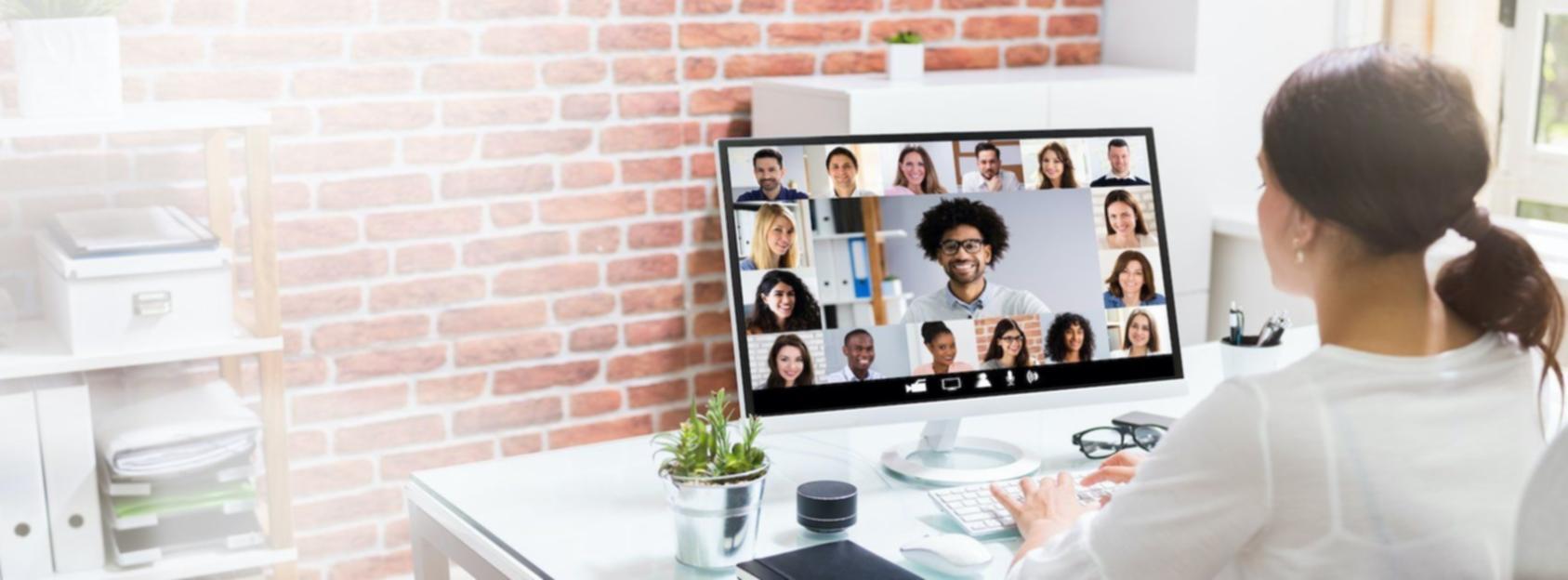 Interaktive Lernsitzung mit Dozentin und Teilnehmern